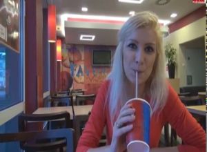 Анальный секс с блондинкой в туалете бара